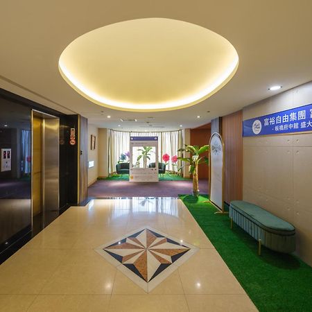 Rich & Free Hotel - Fuzhong 富逸旅趣-板橋府中館 Taipei Exteriör bild