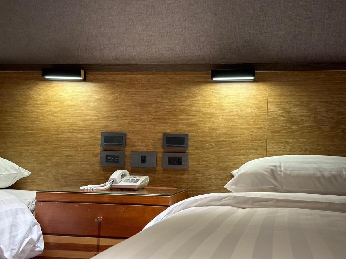 Rich & Free Hotel - Fuzhong 富逸旅趣-板橋府中館 Taipei Exteriör bild