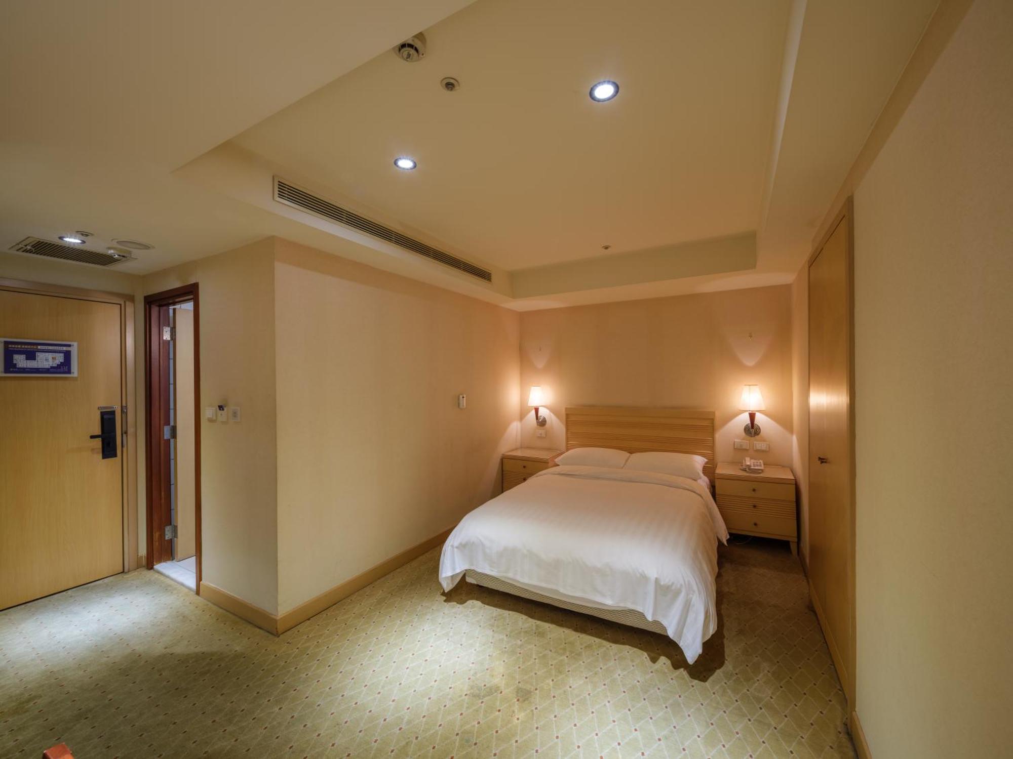 Rich & Free Hotel - Fuzhong 富逸旅趣-板橋府中館 Taipei Exteriör bild