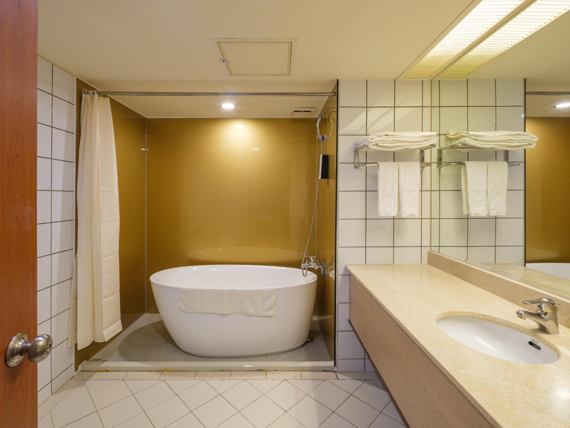 Rich & Free Hotel - Fuzhong 富逸旅趣-板橋府中館 Taipei Exteriör bild