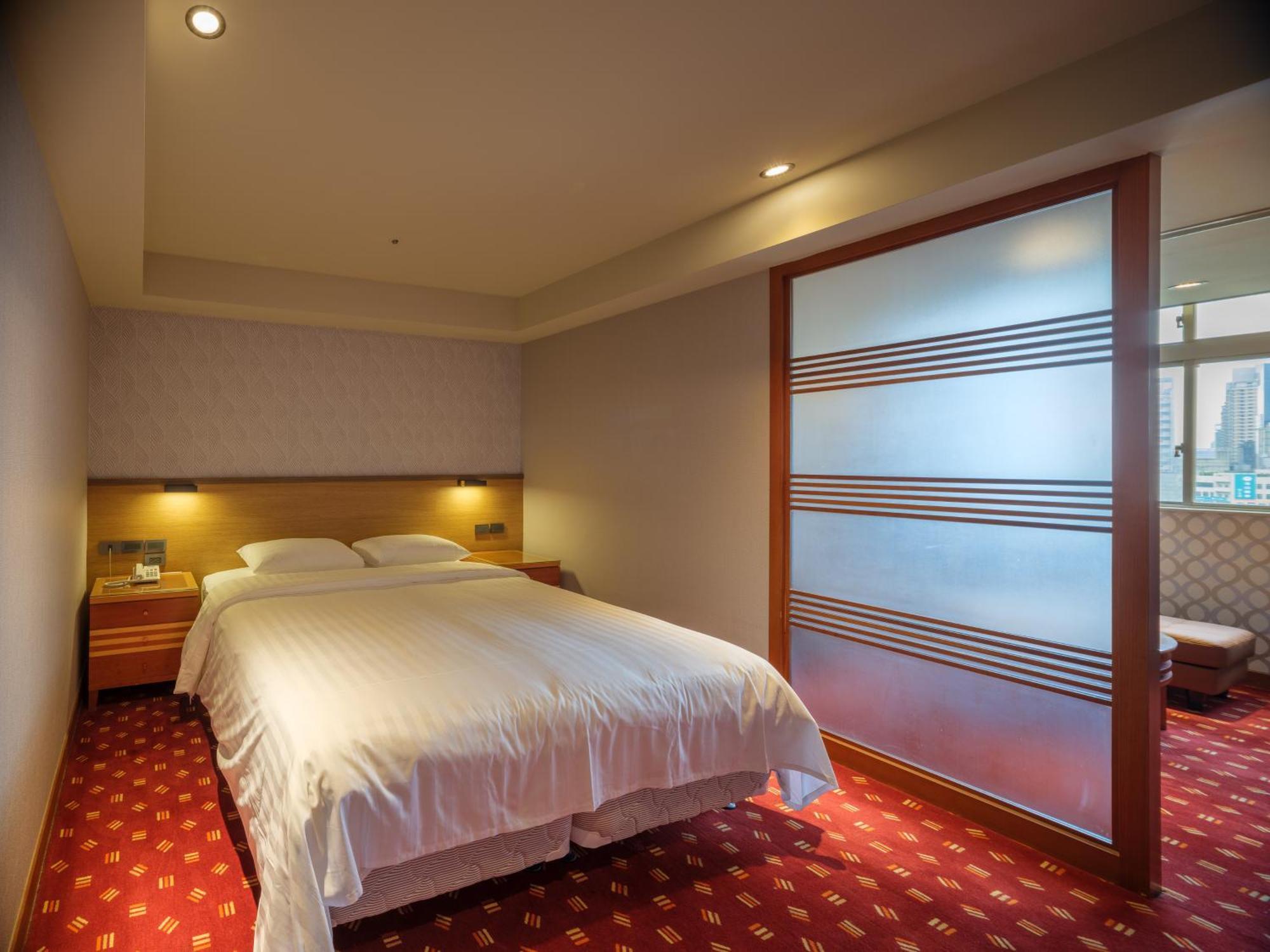 Rich & Free Hotel - Fuzhong 富逸旅趣-板橋府中館 Taipei Exteriör bild